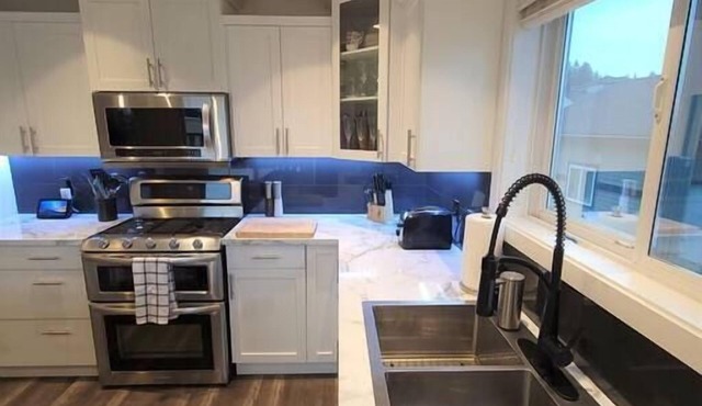 SunnyStays Family Friendly Home Near Golf, YLW, UBCO, Winery