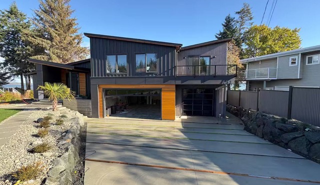 Sunrise Oceanfront Suite, Entire home in Royston, Canada