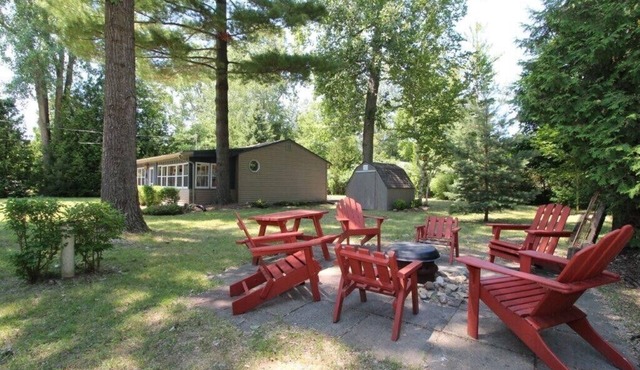 Sunset Pines Cottage Ipperwash ~ minutes to beach!