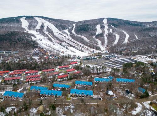 Superbe condo face aux pentes de ski Stoneham!