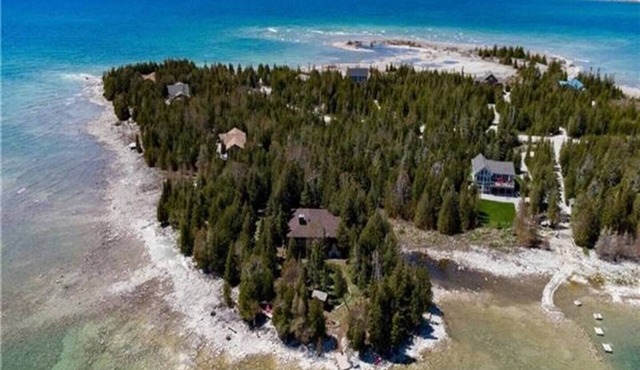 Surrounded by water, w/hot tub & lounges