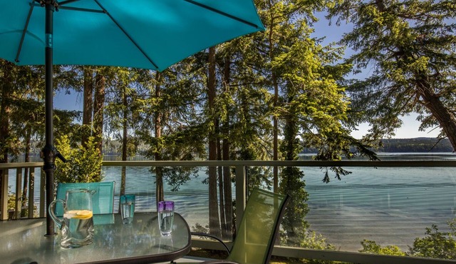 Tall Cedars Beach House - Oceanfront with hot tub