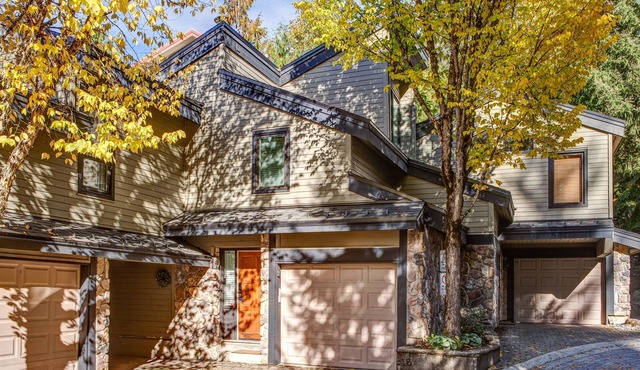 Telemark 18 - Ski in Walk out, Short Walk to the Village, New Listing!