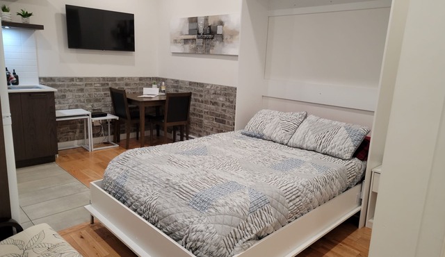 The 102 is a cosy loft in the heart of the city centre. It is located close to t
