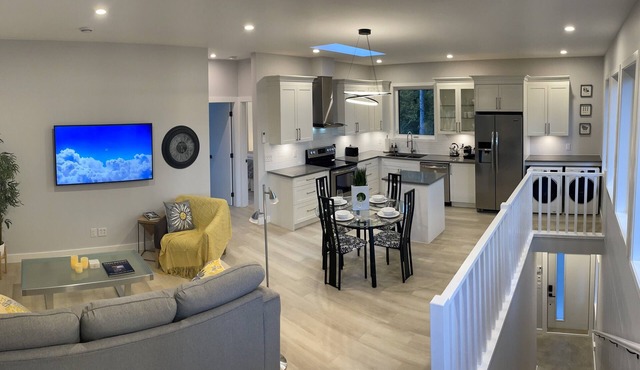 The Arbutus Loft- 2 bed suite in new home walk to beach & Golf