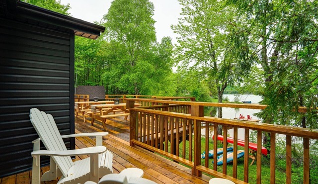 The Big Chill: Modern Luxe Lakefront 5 Bedroom Cottage w Hot Tub, Sauna, Firepit