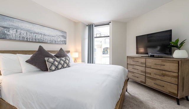 ❄︎The Big Mauna❄︎ Modern 1 BR - 2 min to ski in/out | Hot Tub & Pool | The Marquise