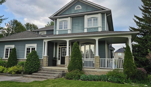 The Blue House - 4 Bedrooms + Pool - Perfect for the Whole Family!