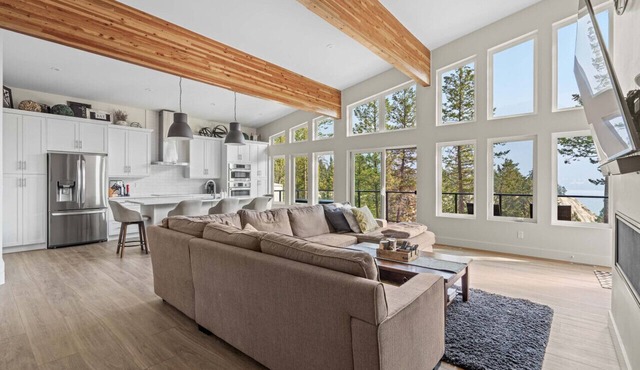 The Brae Cabin | Luxury | Lake Views | Large Deck