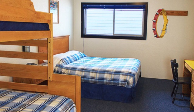 The Bulldog Silver Star - Standard Queen + Double/Single Bunk Bed 1