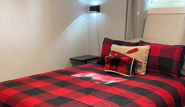 The Canadiana~Cozy &Spotless 2 BR~5min to Hospital~Free WiFi-Dog Friendly
