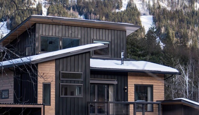The CAPOW House | Revelstoke Adventure Center | 1 Minute From Ski Hill