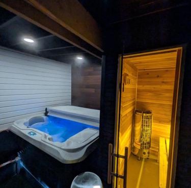 The Comfort Zone- Entire Private 1-bed Basement apt, Sauna, Hot Tub, 8 min Subway