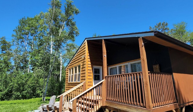 The cozy cabin… 12 minutes to Grand Beach!
