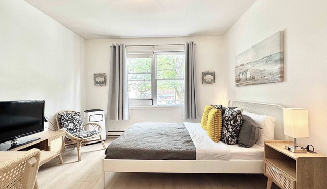 The Cozy Loft | 2 Guests | AC | 5 min Downtown