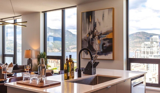 The Cubano Room sub-penthouse ✰ Best View in Kelowna