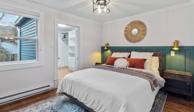 The Fancy House 3bed DT w/Fenced Yard