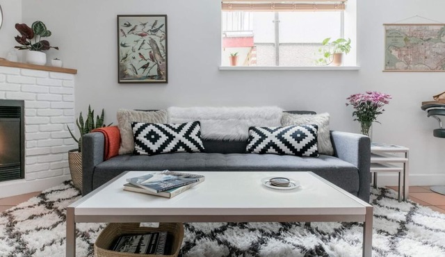 The Fraserhood Suite. Private Retreat in charming East Vancouver.