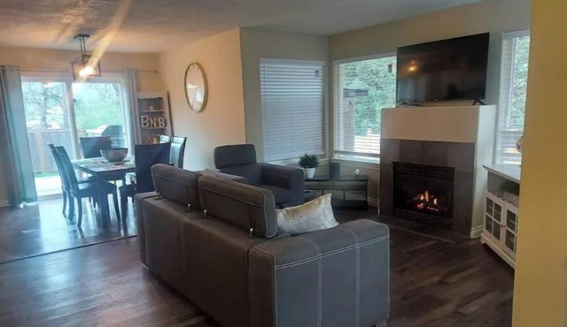 The Hilton House - Bright sunny, 3 bedroom home.