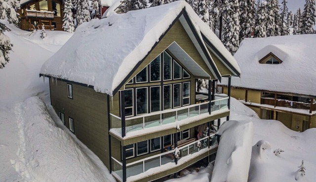 The Howling Wolf | Beautiful Chalet | Private Hot Tub | Pet friendly| Ski in/out
