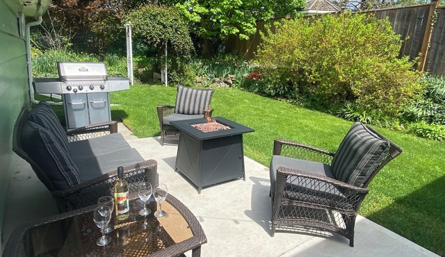 The Lily Pad - quaint home in Old Town NOTL, steps from the lake!