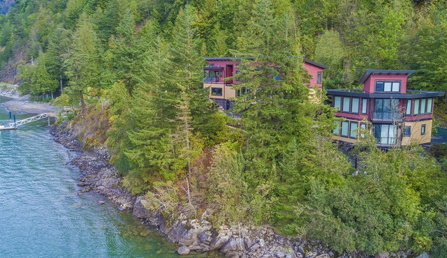 "The Lodge on Harrison Lake" Carriage House