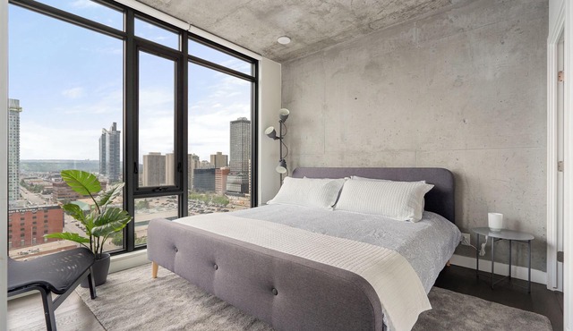 The Metro - Swimming Pool + DT City Views!