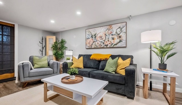 The Nest Private Suite w/ Workspace Near UCalgary & Hospitals
