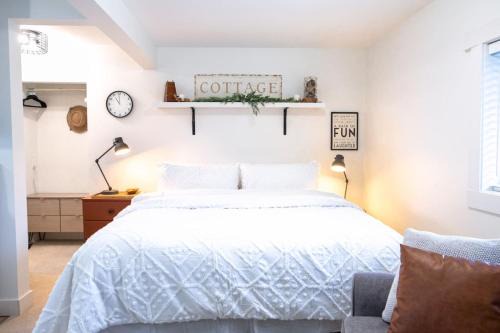 The Nook, Top Floor Suite with Lake and Mtn View
