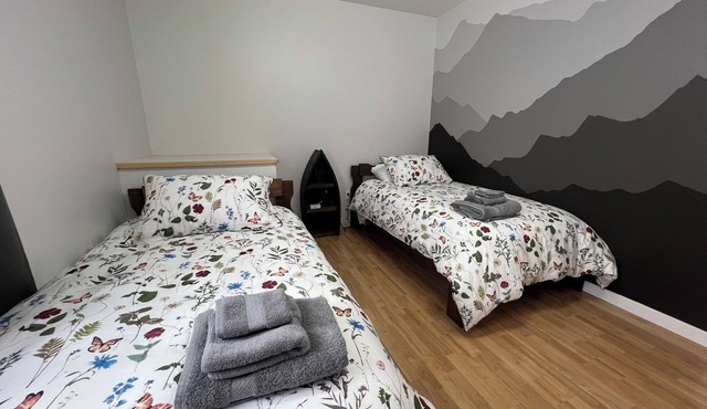 The Owlhead Place - King beds, privacy and a backyard minutes from the beach!