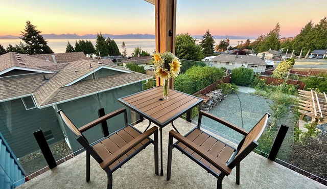 The Raven Haven Loft w/Majestic Views and Nearby Neighbourhood Beaches
