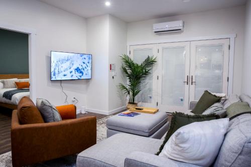 The Stellar Condo - Cozy 2 Bedroom with Hot Tub