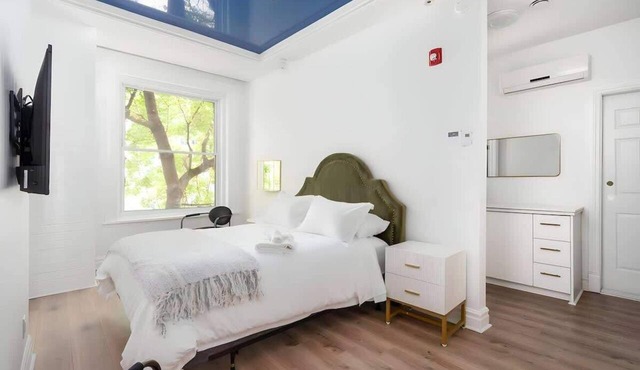 The Suites | Downtown Montreal : Private Entrance