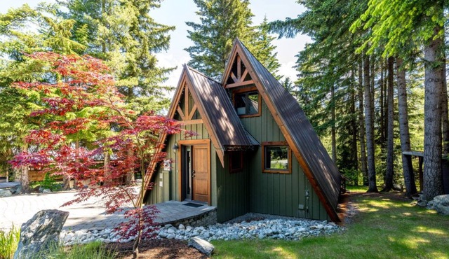 The Wood Haven ❉ NEW 2 bed 2 bath ❉ Whistler ❉