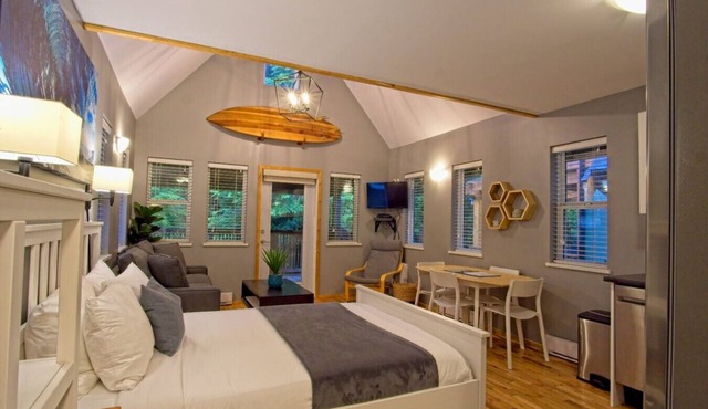Tide & Trail - Charming Cabin in Ucluelet