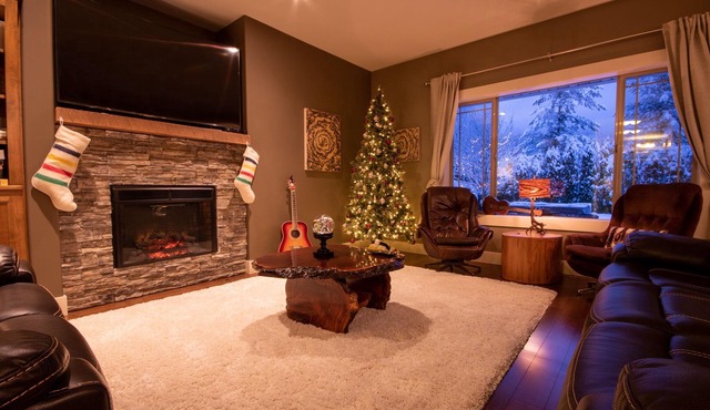 Top 1% - Barrel Sauna, HotTub, 2 Zero Gravity Massage Chairs, Gong, Arcade &more