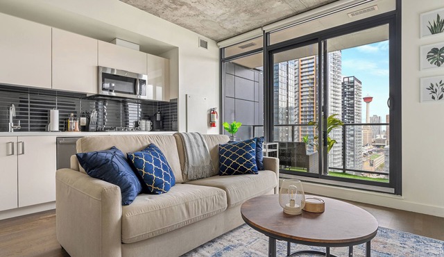 Tower Views w AC, Dining, Private Patio
