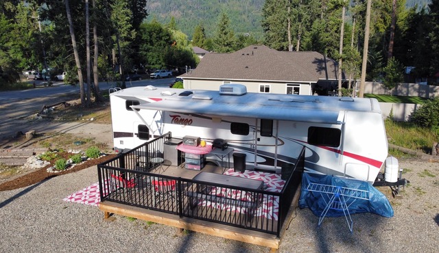 Travel Trailer at Christina Lake, walk to Kingsley Beach!