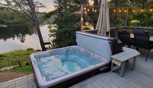 Tremblant Lakeside Cottage with Hot Tub