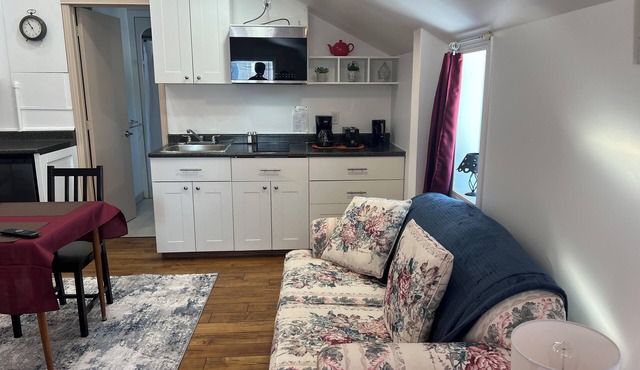 Trendy In-Town Studio | Fast WiFi & Work Desk