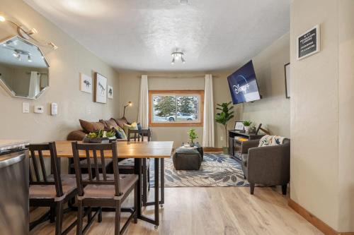 Triceratops Landing I Fire Place I Games I Netflix