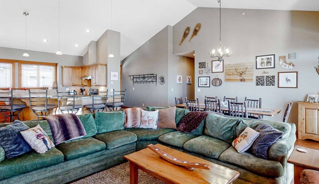 True ski-in/ski-out 4-bedroom condo with private hot tub at Big White