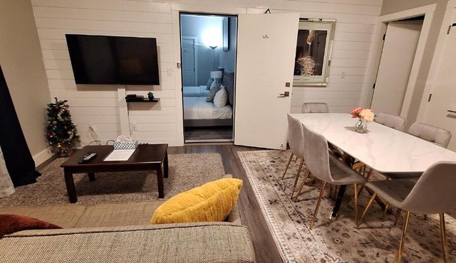 Two Bedroom Suite with AC, Sleeps 8! Complimentary Snacks & Drinks