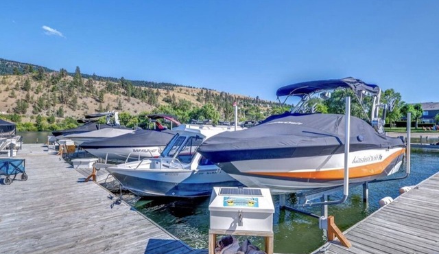 Ultra Lux. Gated Lakeside Villa, Private Beach, Boat Slip-7000lb electric lift.