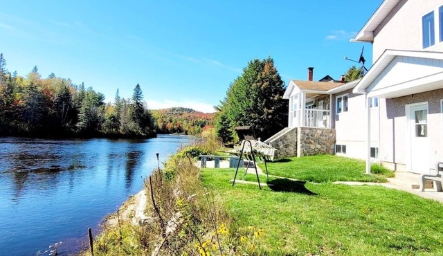 Un coin tranquille au bord de la rivière Ouareau