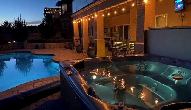 Unique 3-bedroom suite in fantastic wine country near golf, pool, hot tub, view!