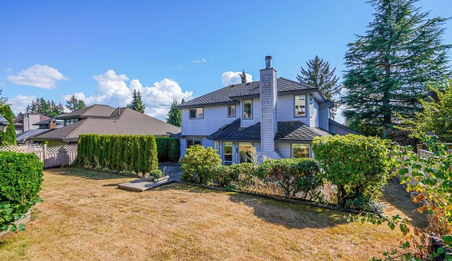 Unique family home in prestigious neighborhood nearby hwy,malls, shops etc