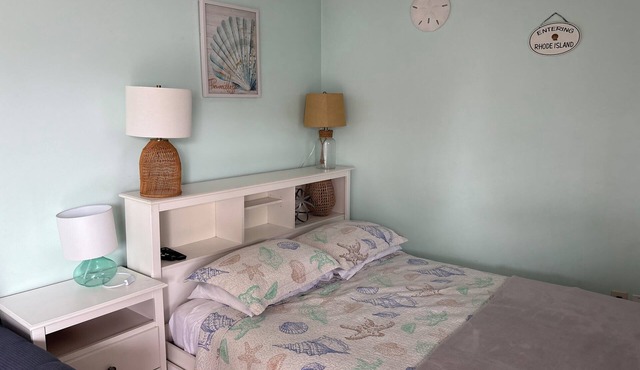 Unit 8 Charming studio in superb Westerly with WiFi, AC