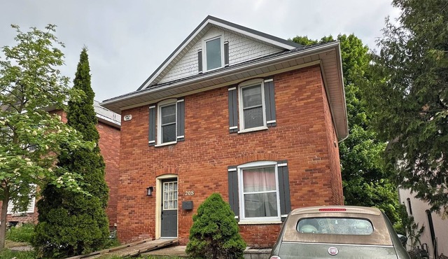 Updated Century home close to Beach & Downtown