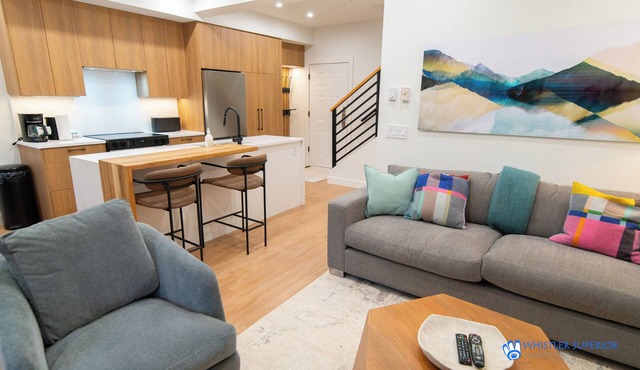 Upgraded Whistler Village Condo. BBQ on the Deck, Pool and Hot Area